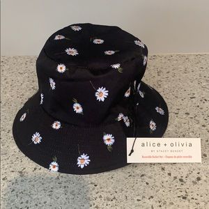 NWT Alice + Olivia Reversible Bucket Hat